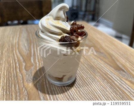 木目のテーブルの上の美味しそうなソフトクリーム 119559551