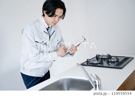 キッチンの点検をする作業員 男性 キッチンの点検をする作業員 男性 119559554