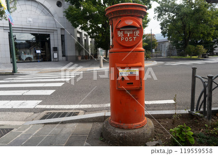 街の道路そばに設置された郵便ポスト 街の道路そばに設置された郵便ポスト 119559558