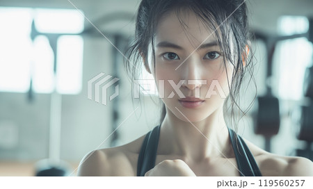 ジムでトレーニングをしている女性 119560257