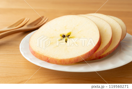 輪切りのシナノスイート　りんご　スターカットした林檎 119560271