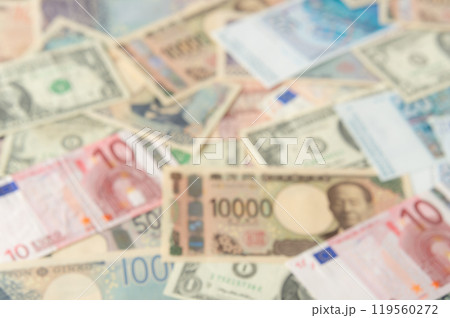 アウトフォーカスの外貨と日本円　紙幣　米ドル　ユーロ紙幣 119560272