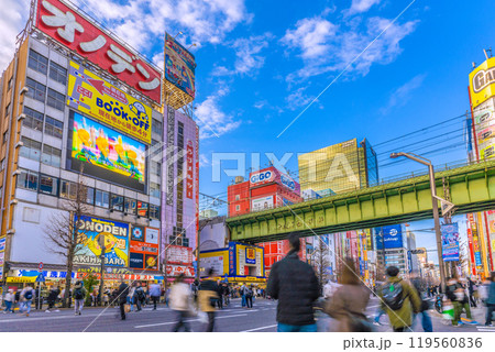日本の東京都市景観 外国人観光客らで賑わう秋葉原の歩行者天国などを望む…=18日 日本の東京都市景観 外国人観光客らで賑わう秋葉原の歩行者天国などを望む…=18日 119560836