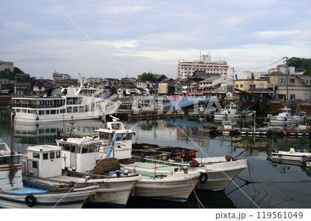 鞆の浦鞆港波止より町並を望む-2 119561049