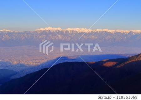 王ヶ鼻展望台から見る早朝の北アルプス 119561069