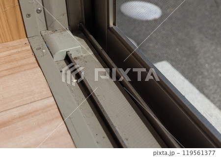 掃き出し窓のレールの隙間に汚れが溜まっている 掃き出し窓のレールの隙間に汚れが溜まっている 119561377