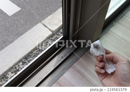 掃き出し窓のレールの隙間に汚れが溜まっている 119561379