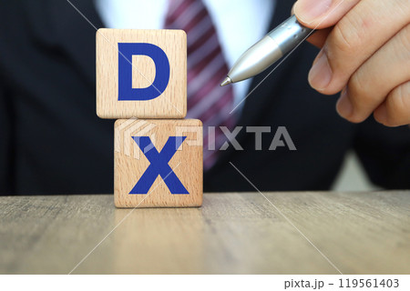 ビジネスマンとDXの文字 119561403