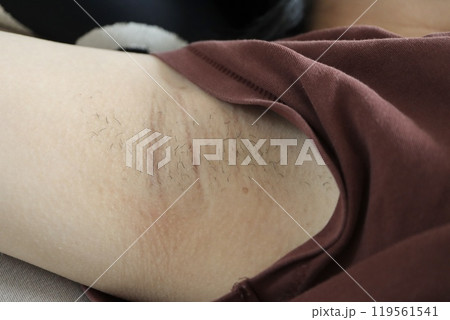女性の腋毛が少し生えている 119561541