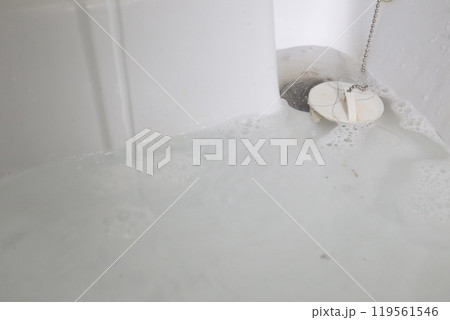 洗面台の排水口が髪の毛やゴミにより詰まっている 洗面台の排水口が髪の毛やゴミにより詰まっている 119561546