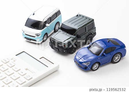 白背景に自動車と電卓 119562532