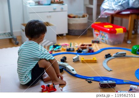 プラレールで遊ぶ2歳の男の子 119562551