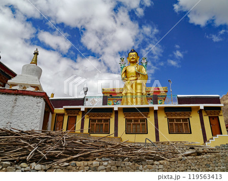 インド北部の小チベットといわれるラダック東部のリキルゴンパに建つ金色に輝く菩薩像といわれる仏像 119563413