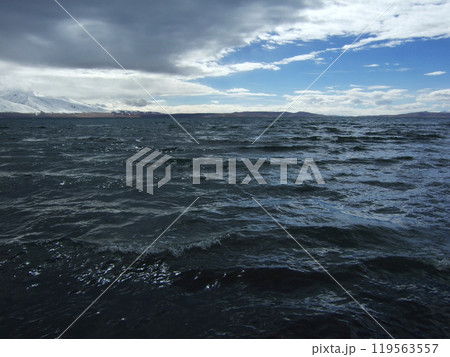 西チベット　曇天のマナサロワール湖 119563557