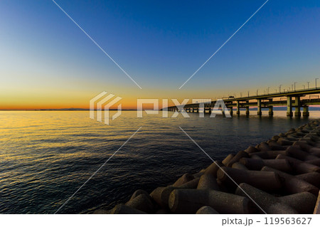 関西国際空港連絡橋と夕景、11月21日、日本 関西国際空港連絡橋と夕景、11月21日、日本 119563627
