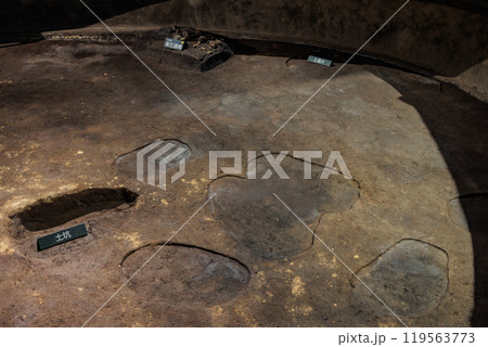 縄文時代へのポータル　上野原の半地下ドーム型遺跡保存館 119563773