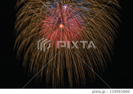 天竜川河川敷から見た浜松市の中野町煙火大会の夏の夜空に咲く花火(静岡県) 天竜川河川敷から見た浜松市の中野町煙火大会の夏の夜空に咲く花火(静岡県) 119563800