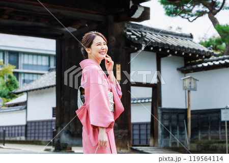 京都の街並みを散策をする美しい着物女性 119564114