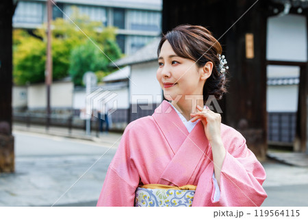 京都の街並みを散策をする美しい着物女性 119564115