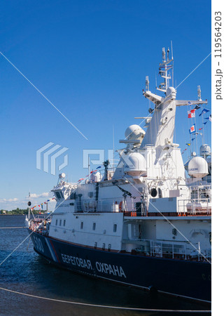 Coast Guard patrol ship in the port of Kronstadt 119564203