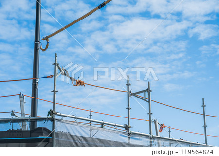 青空と鉄骨に設置した親綱支柱 119564824