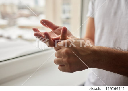 The man's hand, he uses steroids Apply External type. The man's hand, he uses steroids Apply External type. 119566341