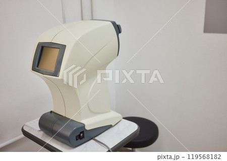 The latest optical equipment can be found in a contemporary eye examination room 119568182