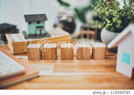 空白の木製ブロックと不動産ビジネスイメージ 119569785