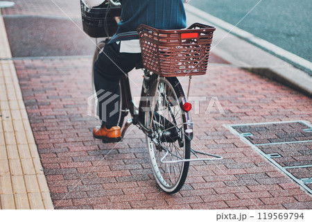 自転車に乗る人の後ろ姿 119569794