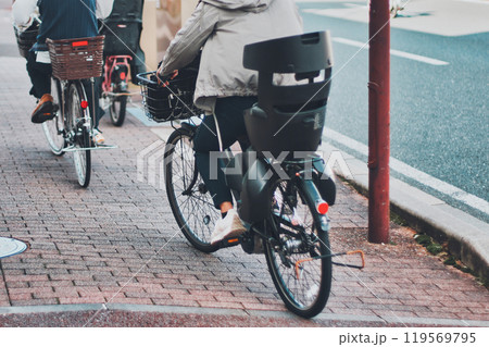 自転車に乗る人々の後ろ姿 119569795