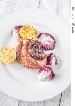 Grilled Octopus with lemon 119569818
