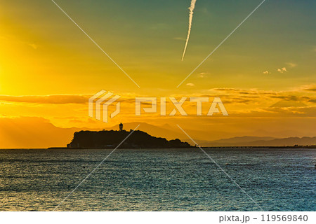 湘南 稲村ヶ崎公園からの江ノ島と富士山の夕景 119569840