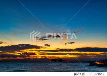 湘南 稲村ヶ崎公園からの江ノ島と富士山の夕景 119569847
