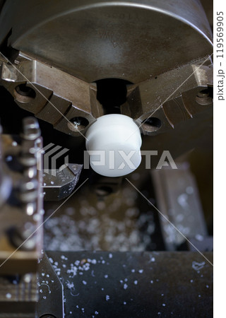 旋盤で樹脂を切削している風景 119569905