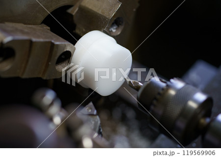 旋盤でセンターを押している作業 旋盤でセンターを押している作業 119569906
