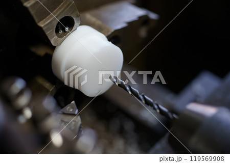 旋盤で穴あけ加工をしている風景 119569908