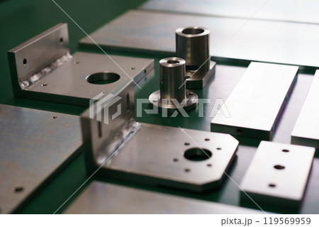 メッキ処理をした金属の部品 119569959