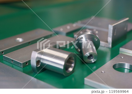 メッキ処理をした金属の部品 119569964