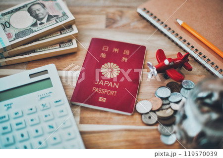 日本円と日本国のパスポートと電卓 119570039