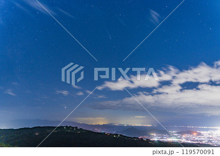 【静岡県】太陽から遠ざかる紫金山・アトラス彗星　（駿河湾上空） 119570091