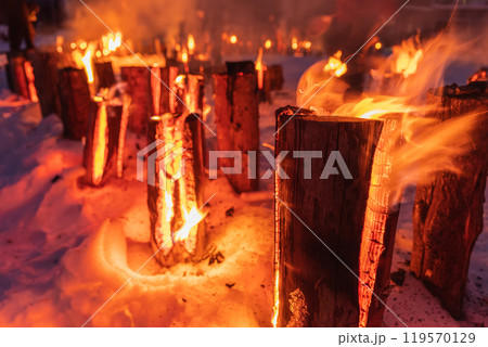 北海道の冬　シラカバの木でスウェーデントーチ 119570129