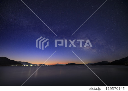 瀬戸内の冬の星景　明け空に昇る天の川 119570145