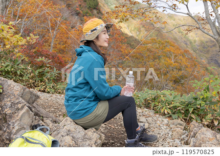 登山をする女性 登山をする女性 119570825