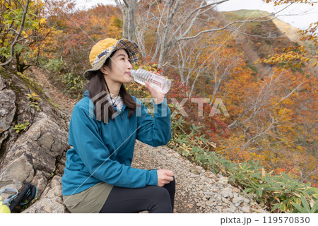登山をする女性 登山をする女性 119570830