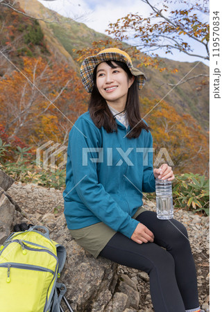 登山をする女性 登山をする女性 119570834