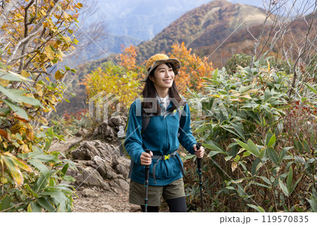 登山をする女性 119570835