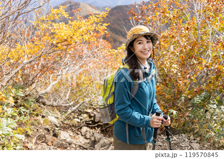 登山をする女性 119570845