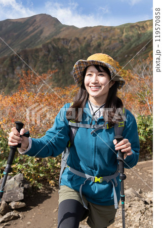 登山をする女性 登山をする女性 119570858