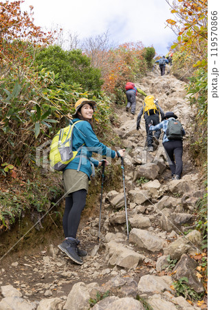 登山をする女性 登山をする女性 119570866