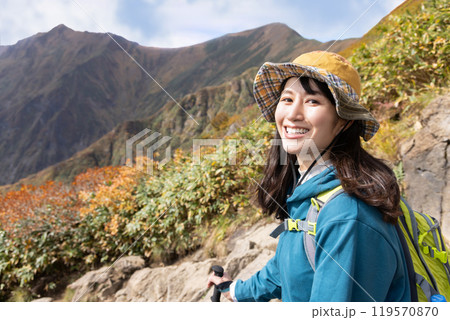 登山をする女性 登山をする女性 119570870